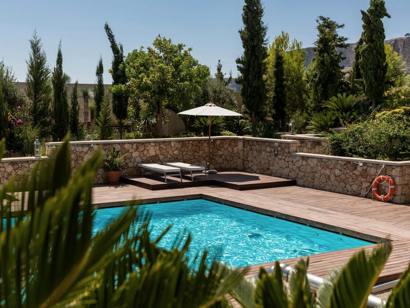 Piscine extérieure de l’Hôtel Tamgout entourée de forêt