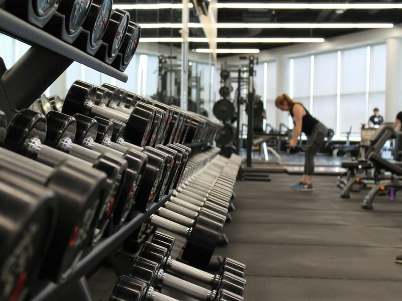 Salle de fitness équipée
