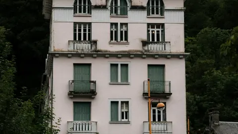 L’hôtel au milieu de la forêt