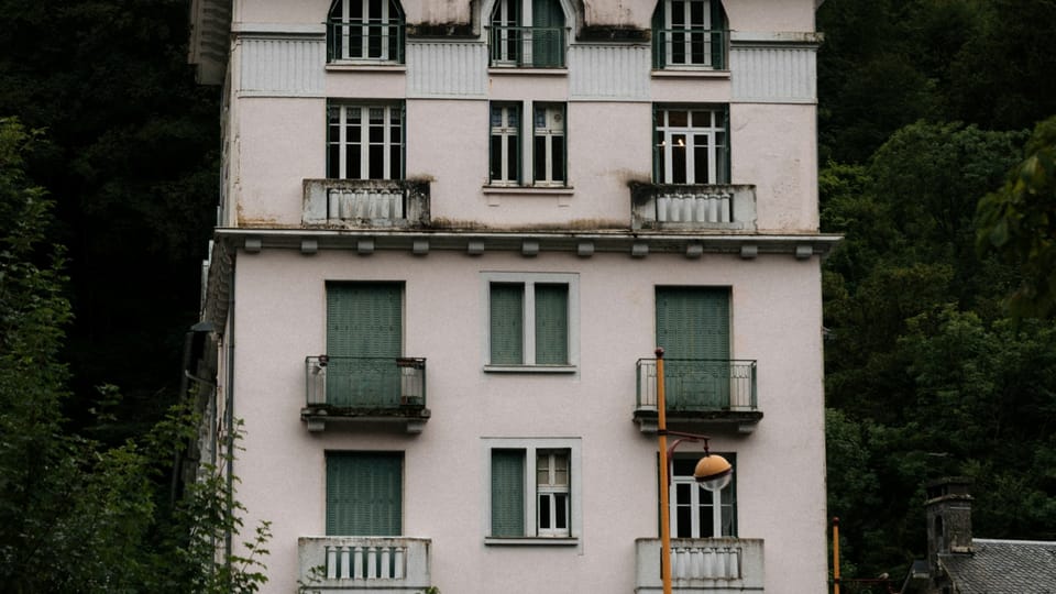 Façade de l’Hôtel Tamgout au milieu de la forêt de Yakouren