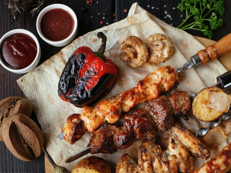 Plat de tradition kabyle servi au restaurant