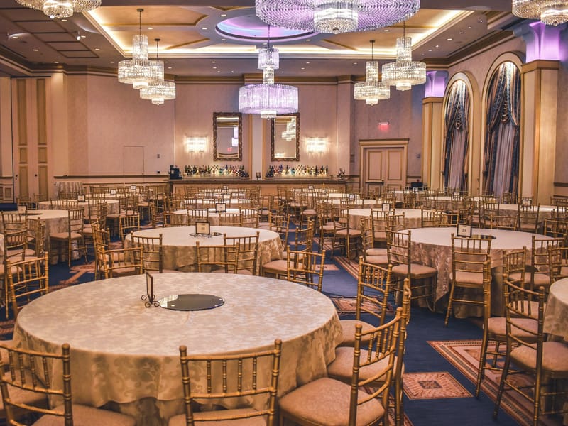 Salle dressée pour une réception à l’hôtel