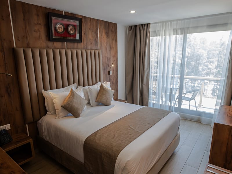 Chambre de l’Hôtel Tamgout ouverte sur la forêt