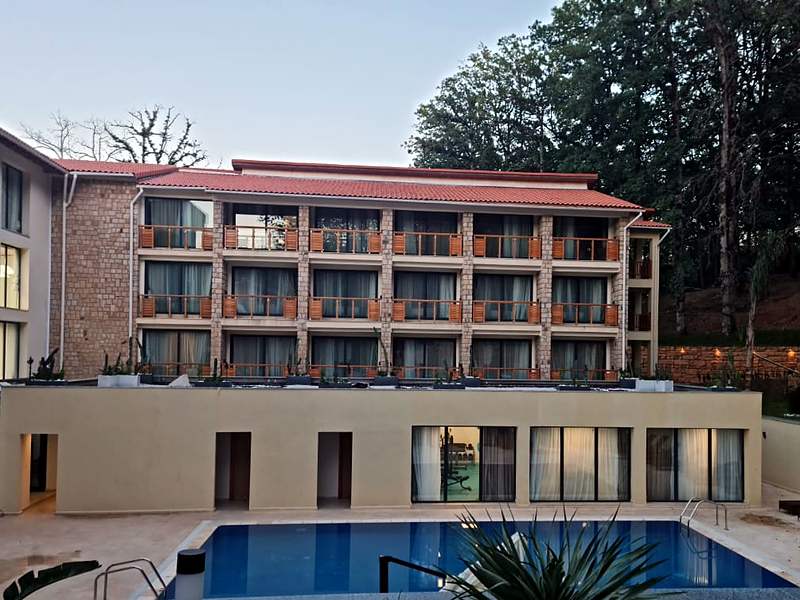 Piscine extérieure de l’Hôtel Tamgout entourée de forêt