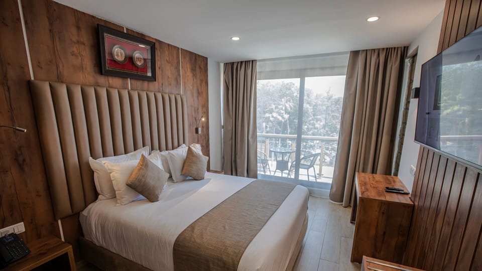 Chambre de l’Hôtel Tamgout avec vue sur la forêt